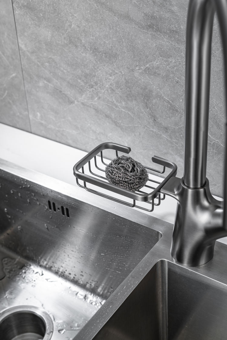 حوض المطبخ مع الصنبور