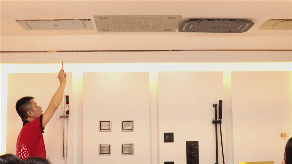 أحواض الحمام مع الحنفيات