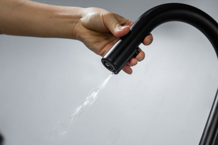 صنبور حوض المطبخ